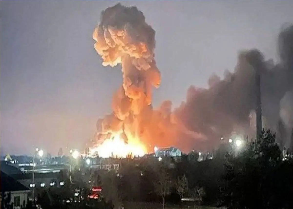 حمله اوکراین به پالایشگاه نفت روسیه/  سامانه‌های پدافند هوایی روسیه ۲۵ پهپاد اوکراینی را سرنگون کردند