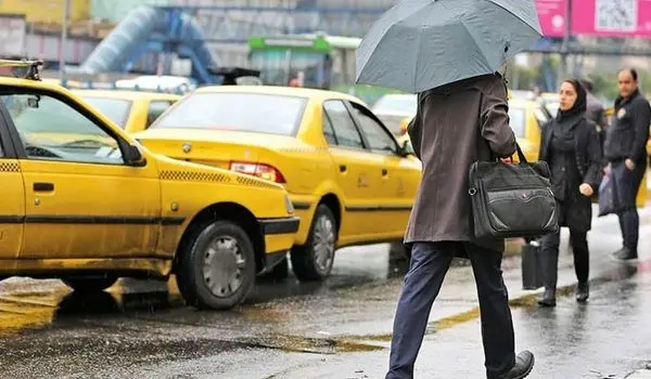 گزارش روزنامه اعتماد از رانندگانی که برای مسافرکشی به تهران می‌آیند و شب‌ها در خودرو می‌خوابند