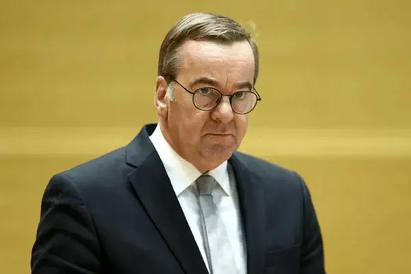 وزیر دفاع آلمان: جنگ ناتو و روسیه ممکن است قبل از سال ۲۰۲۹ رخ دهد؛ نیروهای مسلح ائتلاف ناتو باید برای اقدام نظامی احتمالی علیه روسیه بیش از پیش مجهز شوند