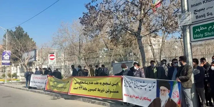 تجمع تعدادی از پیمانکاران پروژه های شهرداری مشهد مقابل استانداری خراسان رضوی