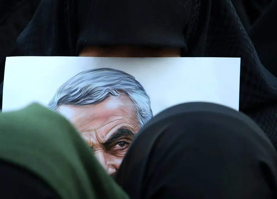 زنانی با حجاب و روسری عجیب در مراسم سردار سلیمانی+ عکس