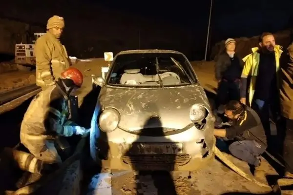 گرفتار شدن خودروها در گل‌ولای بزرگراه خرازی! + ویدئو