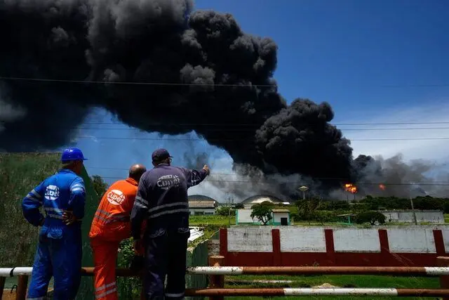 حریق در تاسیسات نفتی کوبا و درخواست کمک برای مهار آتش