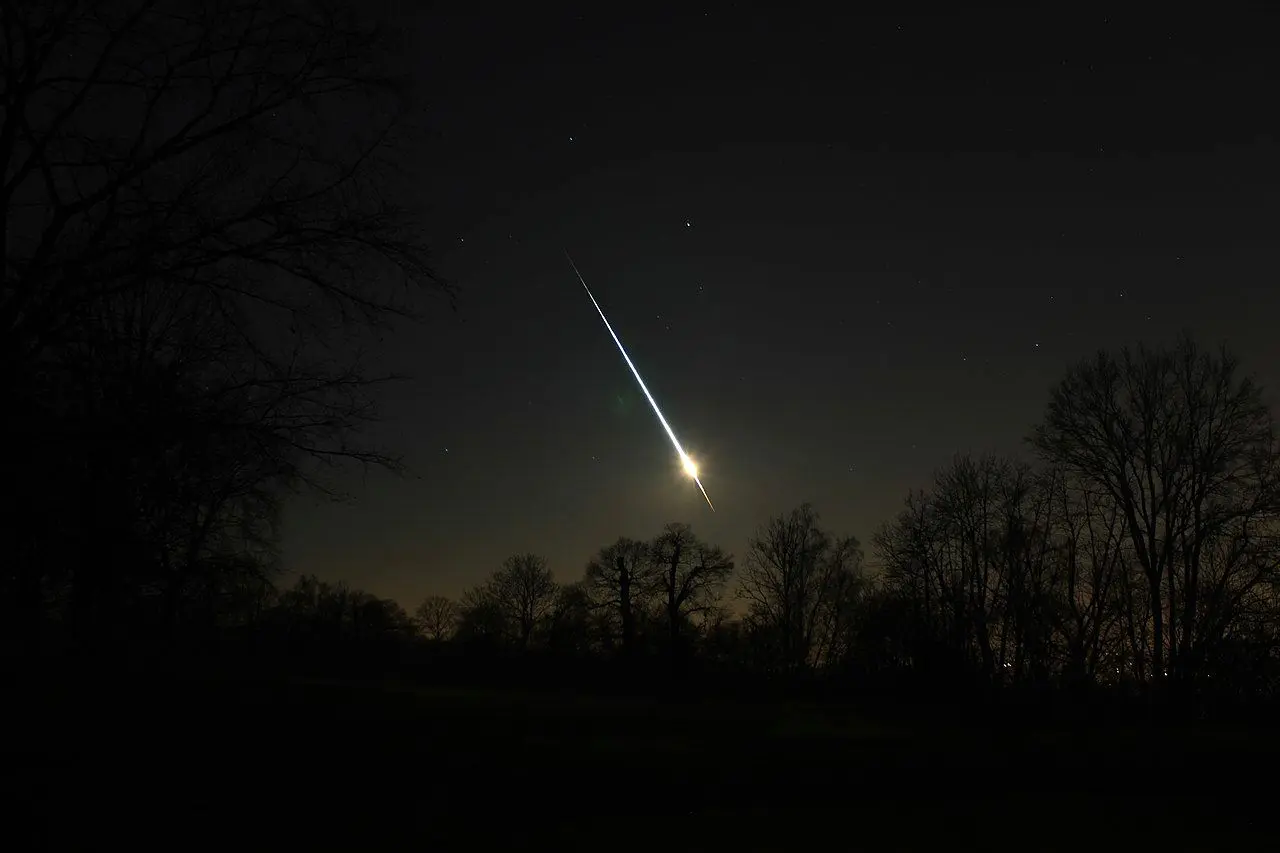 ویدئو| لحظه انفجار یک سیارک در آسمان انگلیس و فرانسه