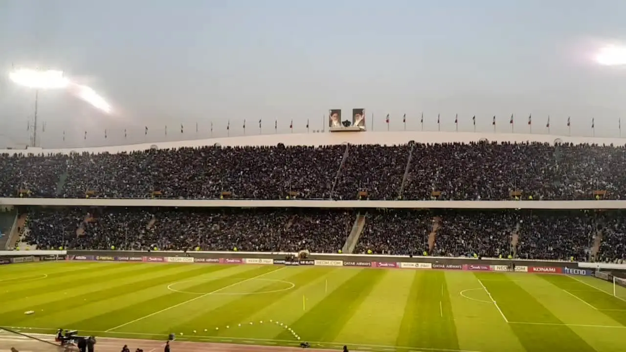 ببینید| تشویق جالب هواداران استقلال همراه با نورپردازی ویژه