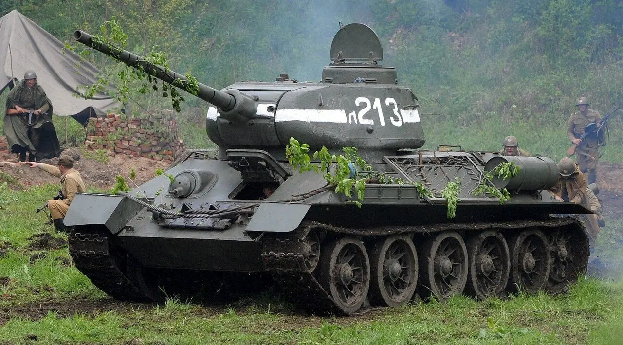 ببینید| لحظه پودر شدن تانک روسی به وسیله موشک تاو اوکراینی
