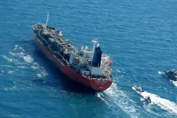 ادعای تانکرترکرز: ۲ کشتی در تنگهٔ هرمز توسط ایران اعمال قانون شدند