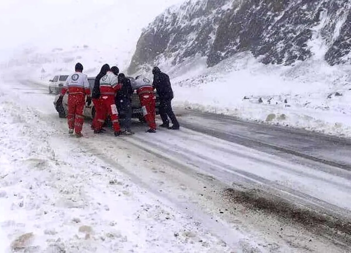 امدادرسانی هلال احمر به ۲۲۴ مسافر گرفتار شده در برف کندوان