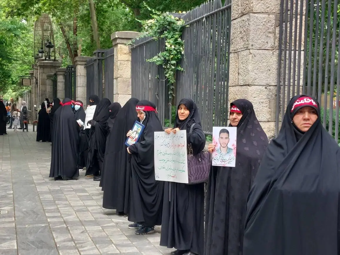 تجمع تعدادی از بانوان مقابل شورای شهر تهران در حمایت از قانون حجاب