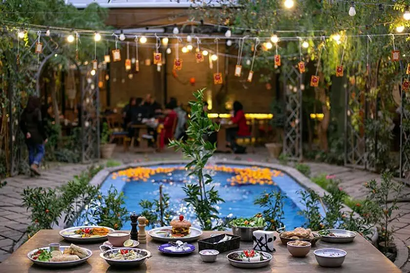تصمیم جمع آوری فضای بیرونی کافه‌ها در مشهد در یک «قرارگاه عفاف و حجاب» گرفته شد