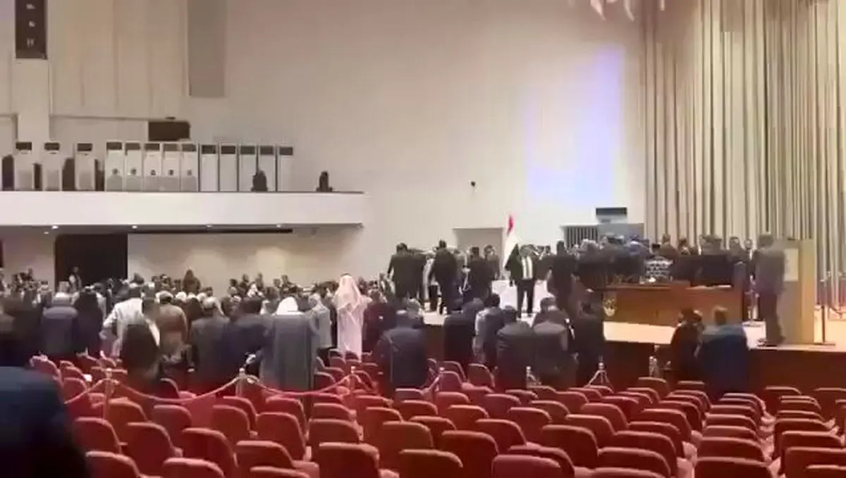 ببینید | اعضای مجلس عراق به جان هم افتادند؛ ماجرا چه بود؟