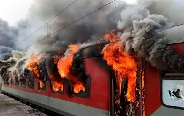 ببینید| اولین تصاویر از آتش مرگبار در قطار هند
