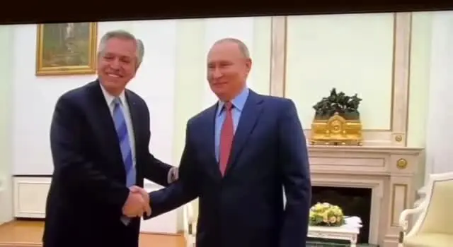 وقتی پوتین رئیس‌جمهور آرژانتین را بغل می‌کند+ ویدئو