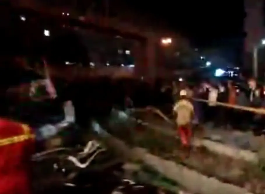 تصادف شدید یک دستگاه میکسر با ۱۳ خودرو در تهران / یک کشته و ۱۰ مصدوم