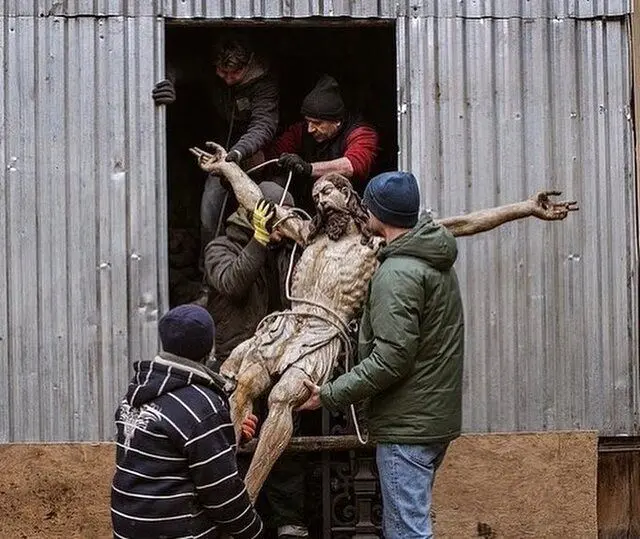 انتقال مجسمه حضرت مسیح از کلیسای لویو به پناهگاه