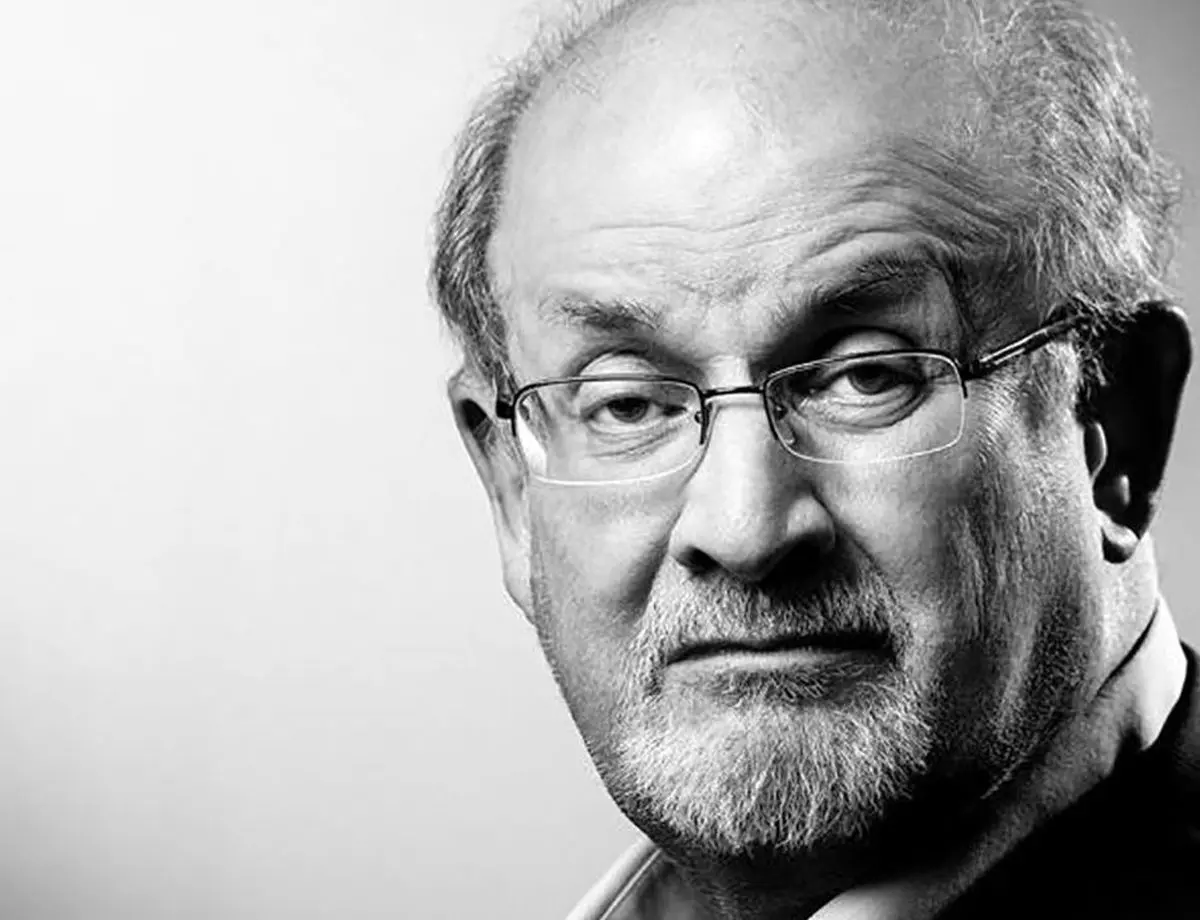 عینک خاص سلمان رشدی که پس از ترور به چشم می‌زند+عکس