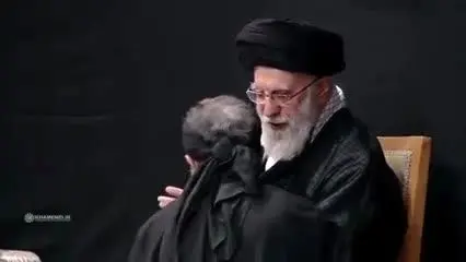 ببینید| روایت محمود کریمی از مرثیه‌خوانی در مراسم عزاداری شب عاشورای حسینی در حضور رهبر انقلاب و ماجرای خواندن ای ایران