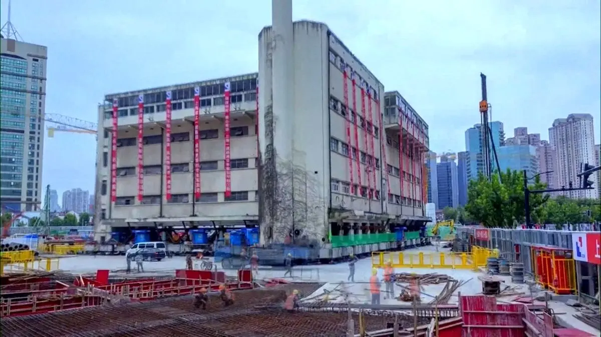 جابجایی باورنکردنی ساختمان 85 ساله در شانگهای! + فیلم و عکس