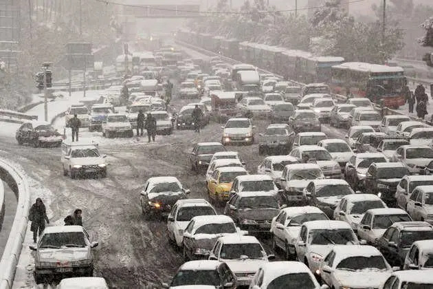 ترافیک سنگین در بزرگراه‌های تهران یک روز پس از بارش برف 