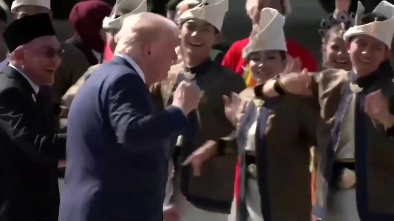 ببینید | رقص ترامپ هنگام ورود به مالزی