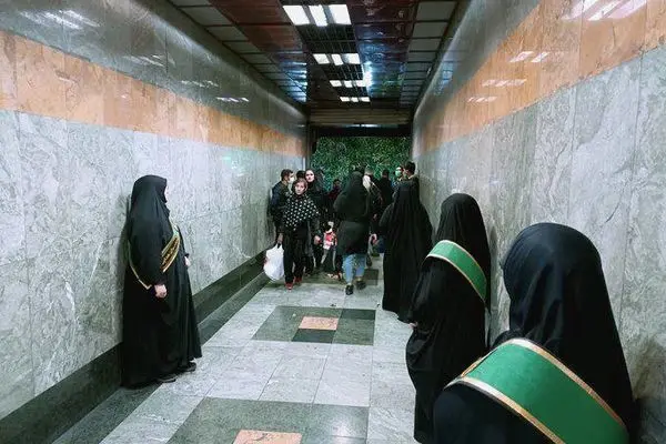 دفاع‌ تمام‌ قد روزنامه شهرداری از حضور حجاب‌بانان در متروی تهران + عکس