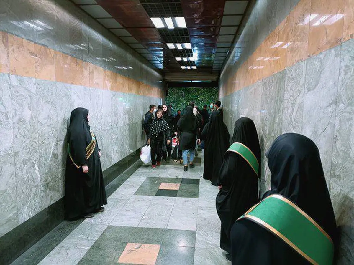 دفاع‌ تمام‌ قد روزنامه شهرداری از حضور حجاب‌بانان در متروی تهران + عکس