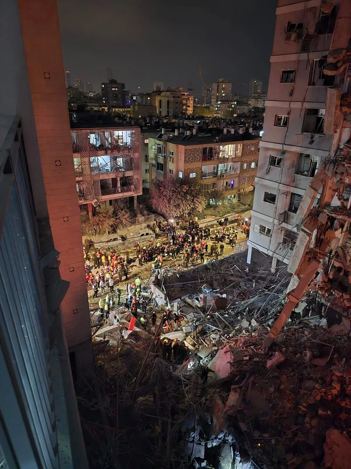 رسانه‌های اسرائیلی: اصابت موشک ایرانی به خانه یک وزیر سابق اسرائیل در تل آویو/۶۵ نفر در حملات صبح امروز ایران زخمی شدند