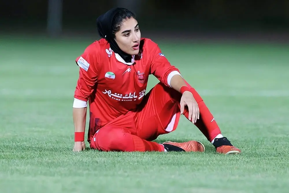 گفت‌وگو با ستاره زنان پرسپولیس به بهانه شروع لیگ؛ زهرا‌ احمدی زاده: الگوی من رونالدو و علی دایی هستند/ بزرگ‌ترین تبعیض عدم پخش بازی های زنان است