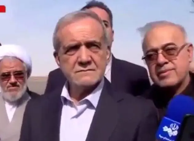 پزشکیان در بدو ورود به فرودگاه بندرعباس: آمده‌ایم تا از نزدیک مسائل حادثه انفجار بندرعباس را پیگیری کنیم