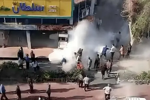 خودسوزی جوان ۲۱ساله در اهواز به دلیل تخریب اغذیه‌فروشی خانوادگی/ روایت دردناک پدر از حادثه: احمد تهدید به خودسوزی کرد؛ در پاسخ، یکی از مأموران گفت «بسوزان ببینم چطوری می‌سوزی»