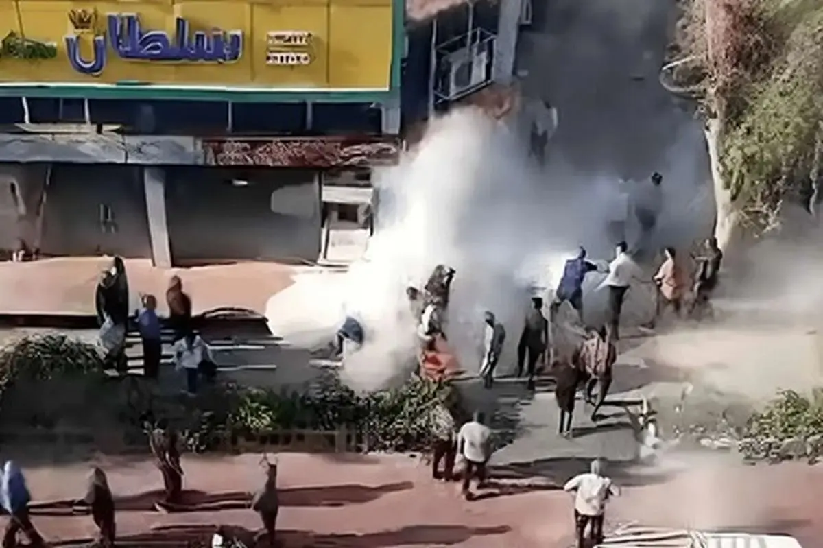 خودسوزی جوان ۲۱ساله در اهواز به دلیل تخریب اغذیه‌فروشی خانوادگی/ روایت دردناک پدر از حادثه: احمد تهدید به خودسوزی کرد؛ در پاسخ، یکی از مأموران گفت «بسوزان ببینم چطوری می‌سوزی»