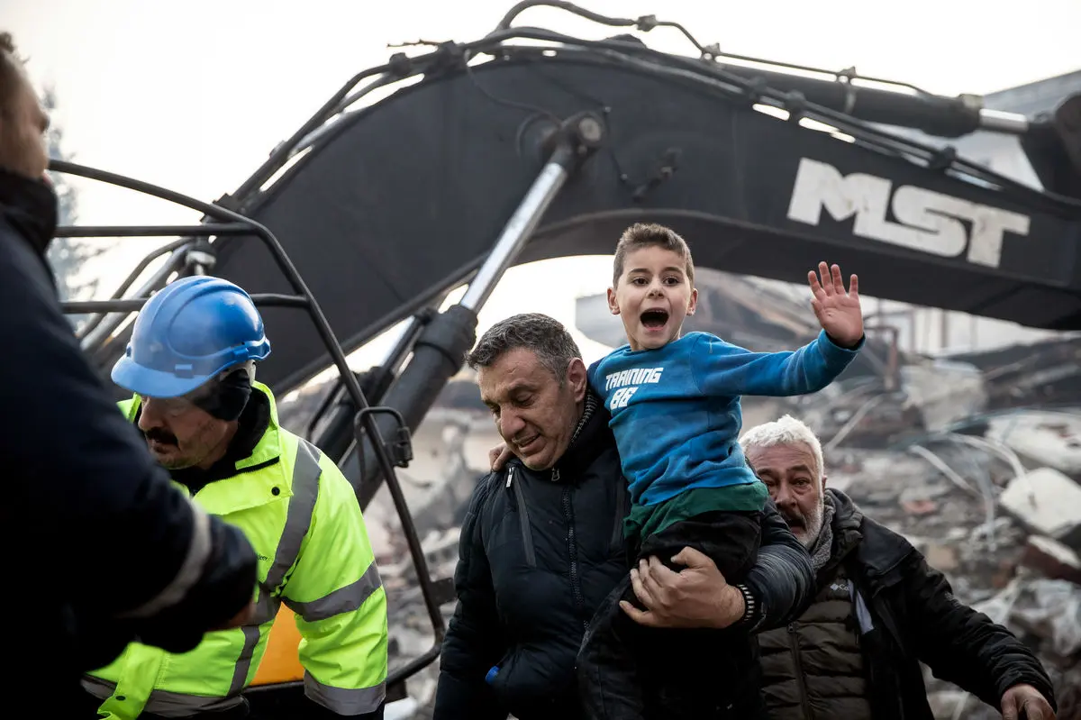 ببینید| لحظه نجات نوزاد هفت ماهه از زیر آوار نزدیک به سه روز پس از زلزله ترکیه