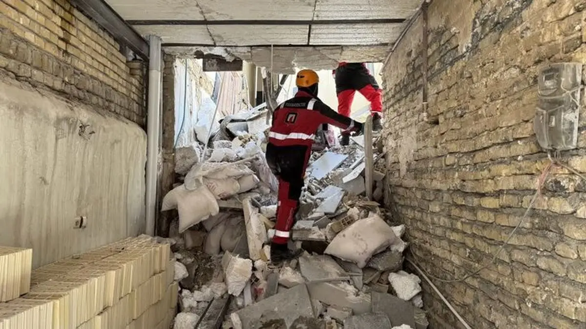 ۶ کارگر از زیر آوار نجات داده شدند