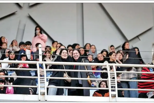 گزارش «اعتماد» درباره ورود زنان به ورزشگاه‌ها و مسیر هواداری آنان در ایران؛ سال‌ها پشت دیوارهای محدودیت!
