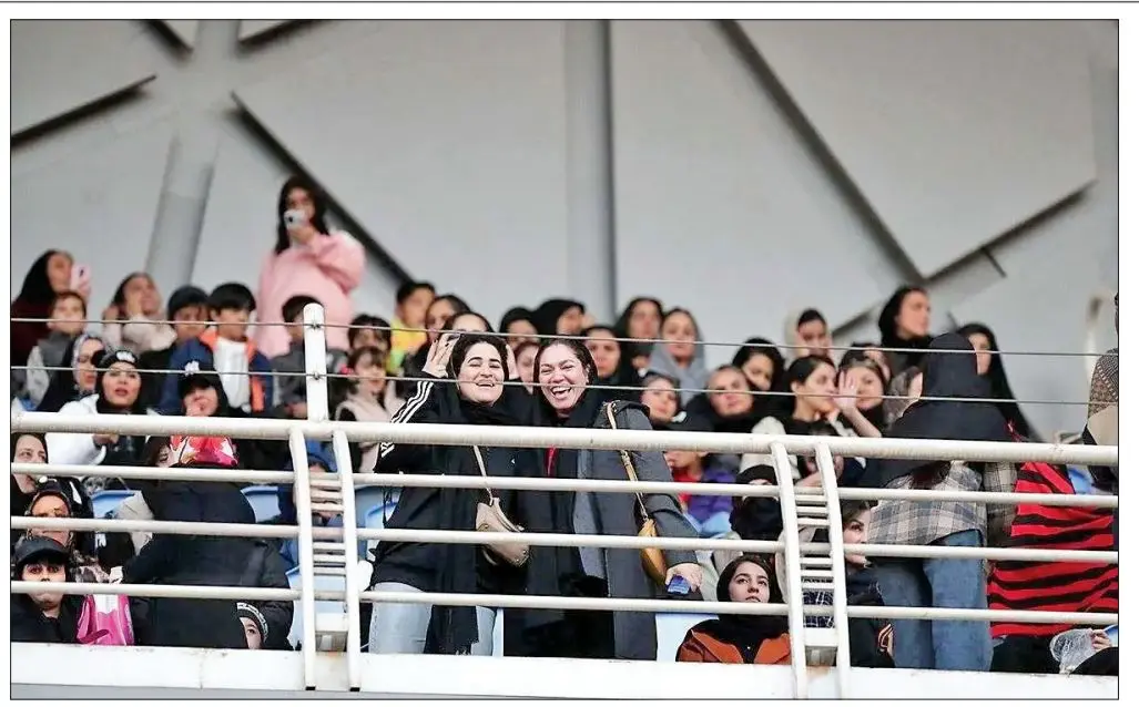 گزارش «اعتماد» درباره ورود زنان به ورزشگاه‌ها و مسیر هواداری آنان در ایران؛ سال‌ها پشت دیوارهای محدودیت!