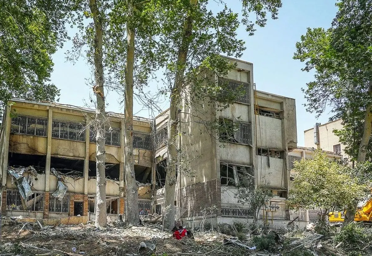 گزارش روزنامه اعتماد از آخرین وضعیت آسیب‌دیدگان حمله اسرائیل: انتقال خانواده‌ها از حمله اسرائیل به اوین به هتلی در شرق تهران؛ یکی از آسیب‌دیدگان: می‌خواستم خودکشی کنم، روانشناس نمی‌خواهم، خانه‌ام را می‌خواهم