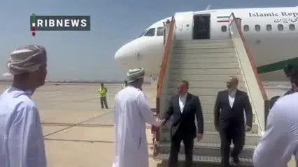 ویدئویی از ورود عراقچی به مسقط و استقبال وزیر خارجه عمان