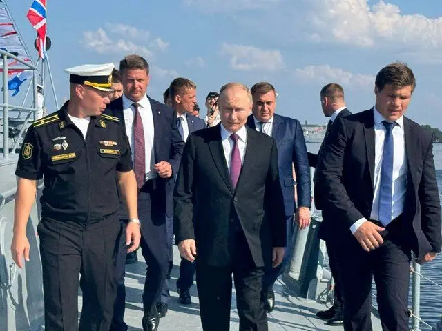 بازدید پوتین از ناوچه‌ای که حمله پهپادی به لنینگراد را دفع کرد