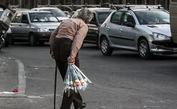 دردناک‌ترین اتفاق این روزها دیدن پیرمردهایی است که برای لقمه‌ای نان در خیابان می‌چرخند