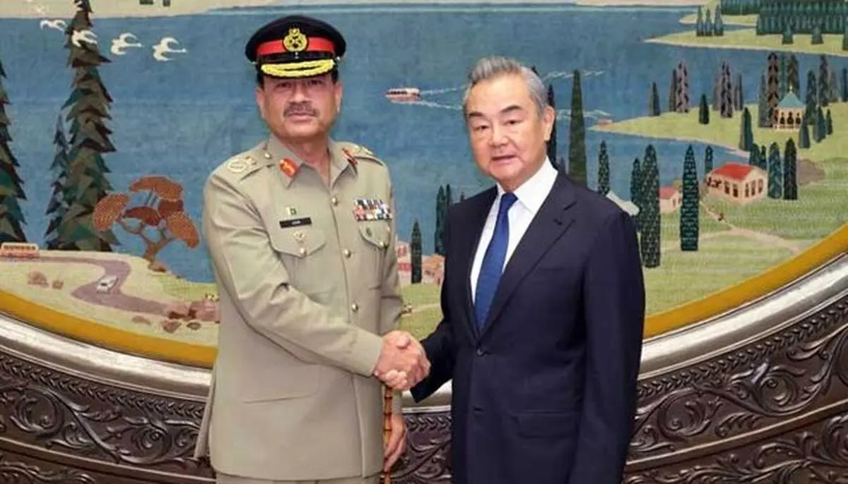 دیدار فرمانده ارتش پاکستان با وزیر خارجه چین
