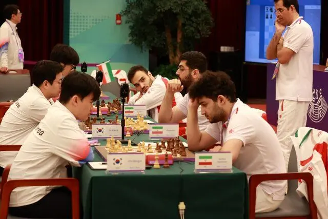 تصویر خاص مسابقات شطرنج/ وقتی حریف کره‌ای از بازیکن ایرانی راهنمایی می‌گیرد +عکس