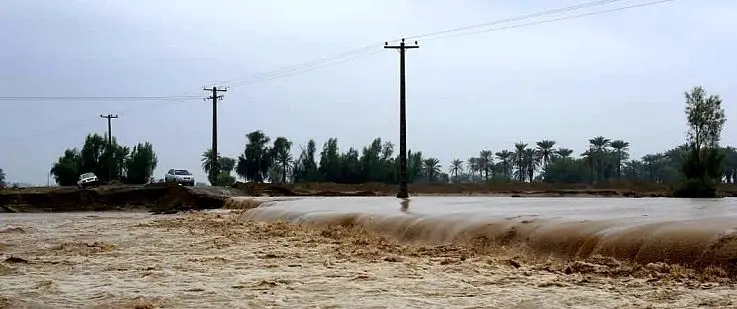 سیل در جنوب کرمان/ انسداد ۷۱ راه؛ قطع برق ۱۰ روستا و آب‌بردگی ۳ خودرو