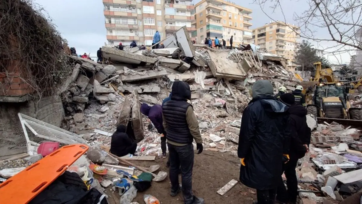 پس از ۱۰۱ ساعت خانواده ۶ نفره از زیر آوار در ترکیه نجات یافتند