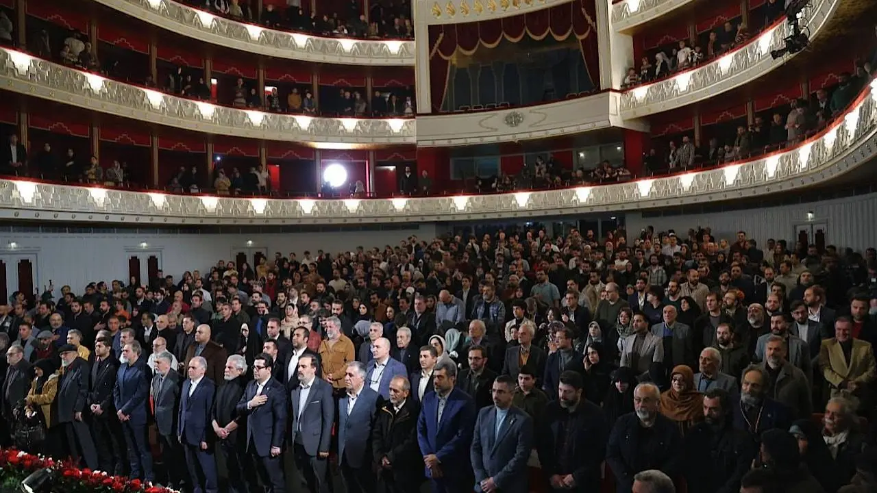 آغاز مراسم اختتامیه چهل و چهارمین جشنواره ملی فیلم فجر با حضور هنرمندان و مهمانان و اجرای محمدرضا شهیدی فرد