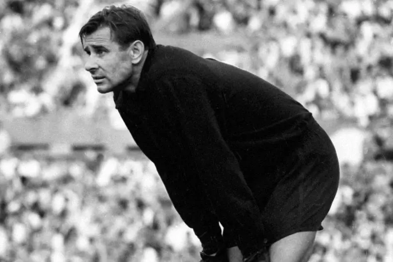 یاشین بهترین دروازه‌بان تاریخ شد