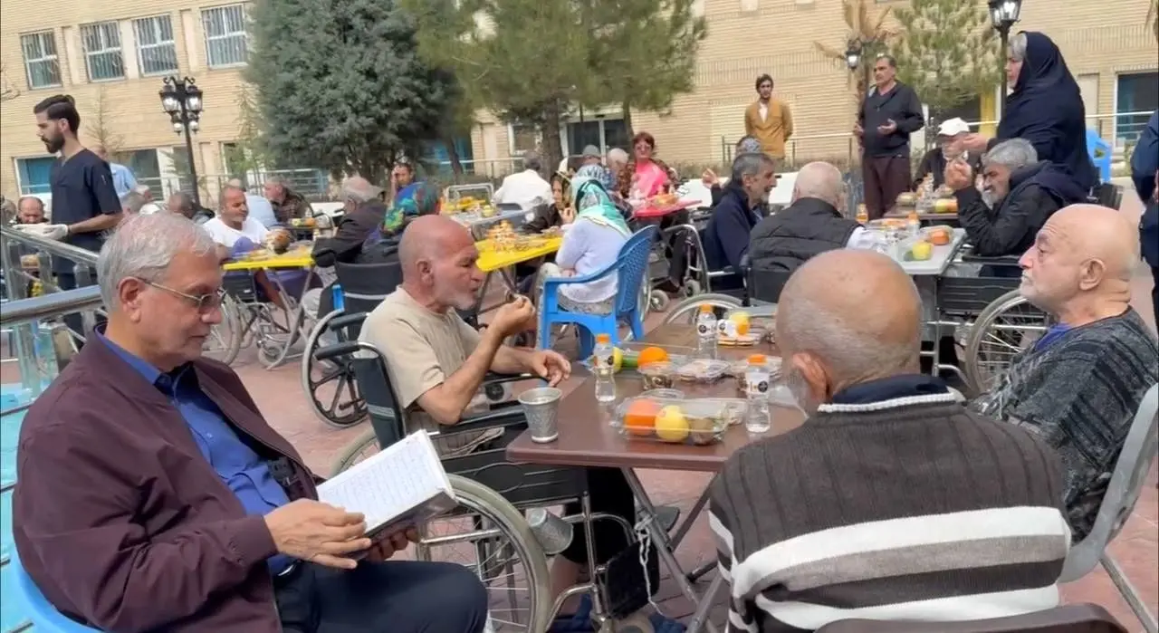 ببینید| دیدار دستیار اجتماعی رئیس‌جمهور از سالمندان مرکز بهشت امام رضا پردیس هنگام سال تحویل