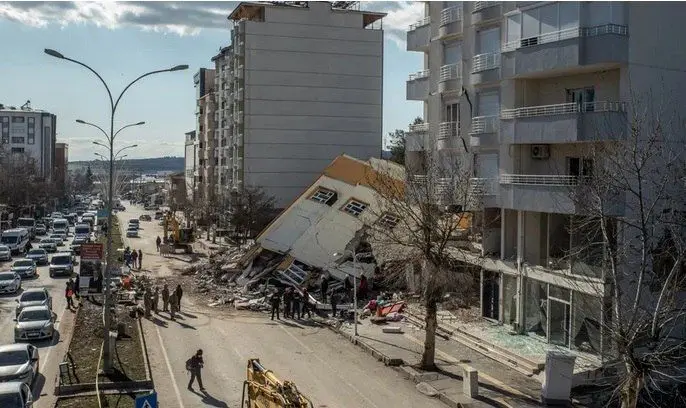 ببینید| شلاق زدن به غارتگران اموال زلزله‌زده‌های ترکیه! 