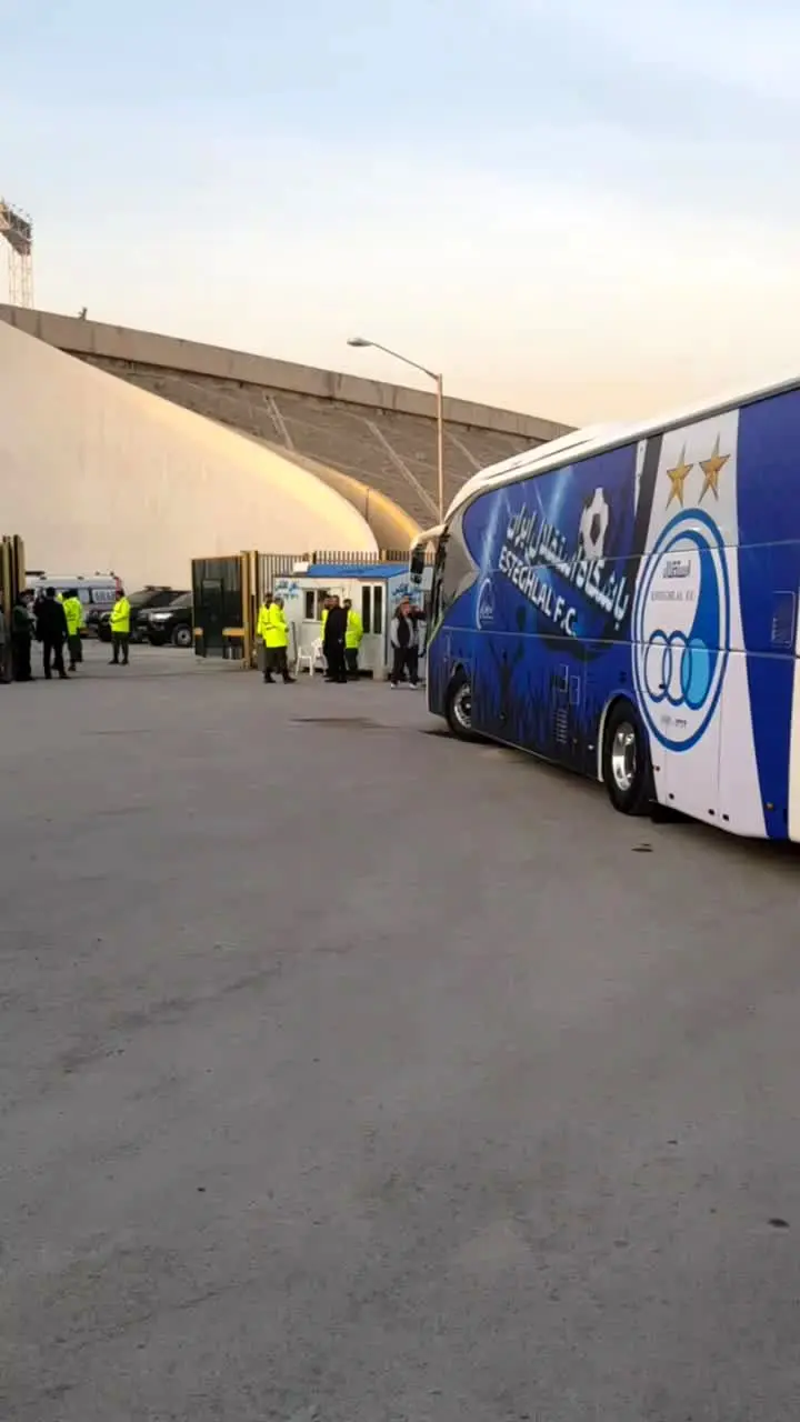 ببینید| ورود اتوبوس استقلال به ورزشگاه آزادی بعد از خروج‌ اتوبوس النصر
