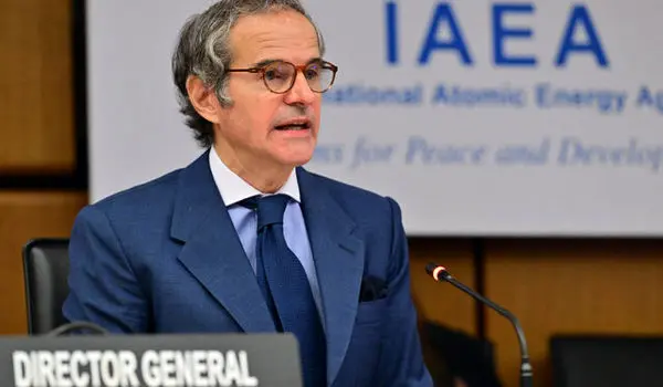 ادعای گروسی: ایران دارای ذخایر قابل توجهی اورانیوم با غنای بالا است که به سطح مورد استفاده نظامی نزدیک شده؛ بخش عمده این مواد در تأسیسات اصفهان نگهداری می‌شود و بخشی نیز در نطنز قرار دارد