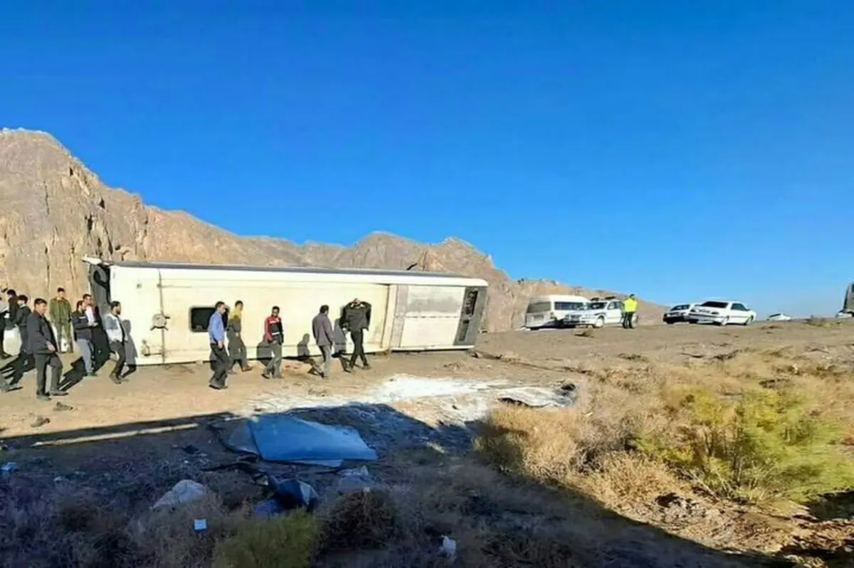 ۴ مصدوم در واژگونی اتوبوس در محور جندق- معلمان